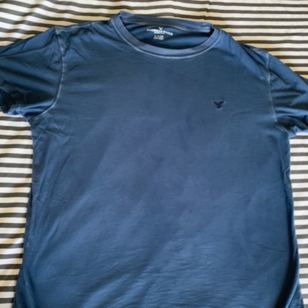 blue distressed American Eagle t-shirt